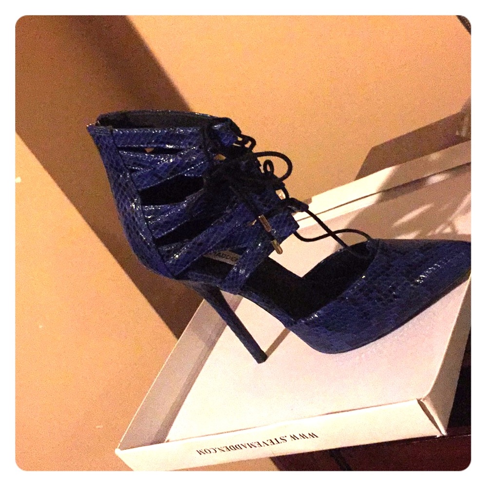 SOLD Steve Madden Spiral Blu Snake Heels
